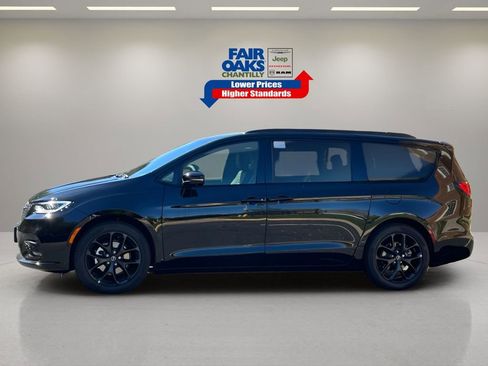 New 2026 Chrysler Pacifica Limited w/ Uconnect Theater Family Group image 13