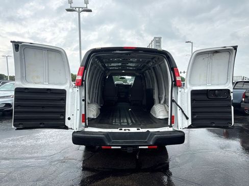 Used 2022 Chevrolet Express 2500 RWD image 17