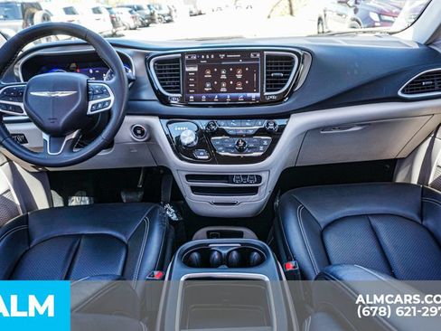 Used 2024 Chrysler Pacifica Touring-L FWD image 27