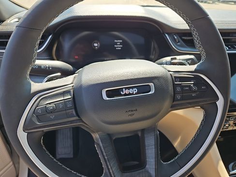 Used 2025 Jeep Grand Cherokee Limited w/ Luxury Tech Group II image 11