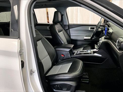 Certified 2022 Ford Explorer XLT w/ Equipment Group 202A image 7