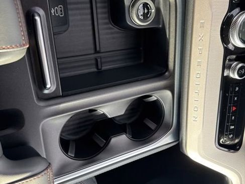 Used 2025 Ford Expedition Active image 18