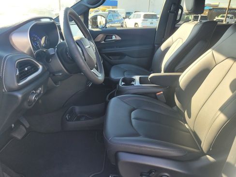 New 2026 Chrysler Pacifica Select image 13