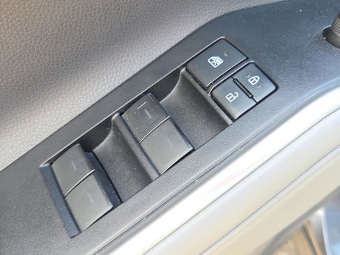 Used 2020 Toyota Highlander XLE image 20