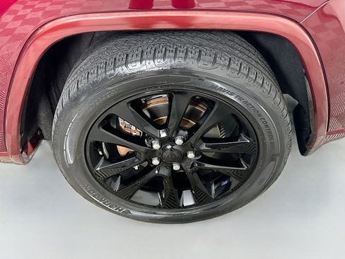 Used 2017 Jeep Grand Cherokee Altitude image 32