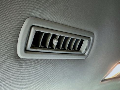 Used 2020 Toyota Highlander XLE image 29