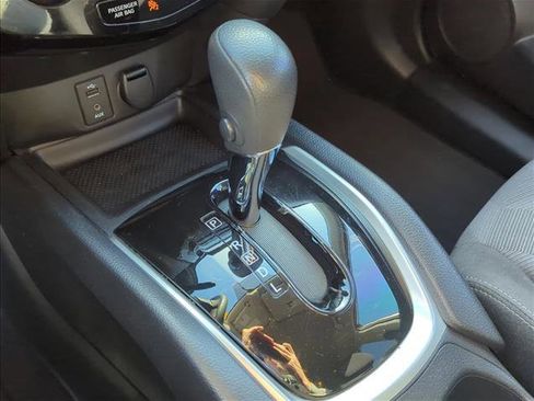 Used 2016 Nissan Rogue SV image 19