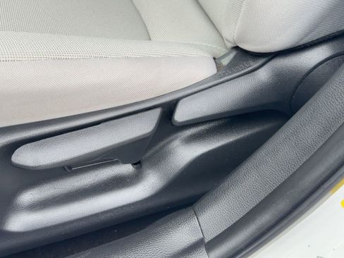 Used 2022 Toyota Corolla LE image 12