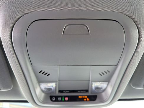 Used 2023 GMC Acadia SLE image 12