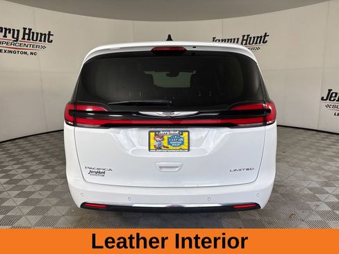Used 2024 Chrysler Pacifica Limited image 6