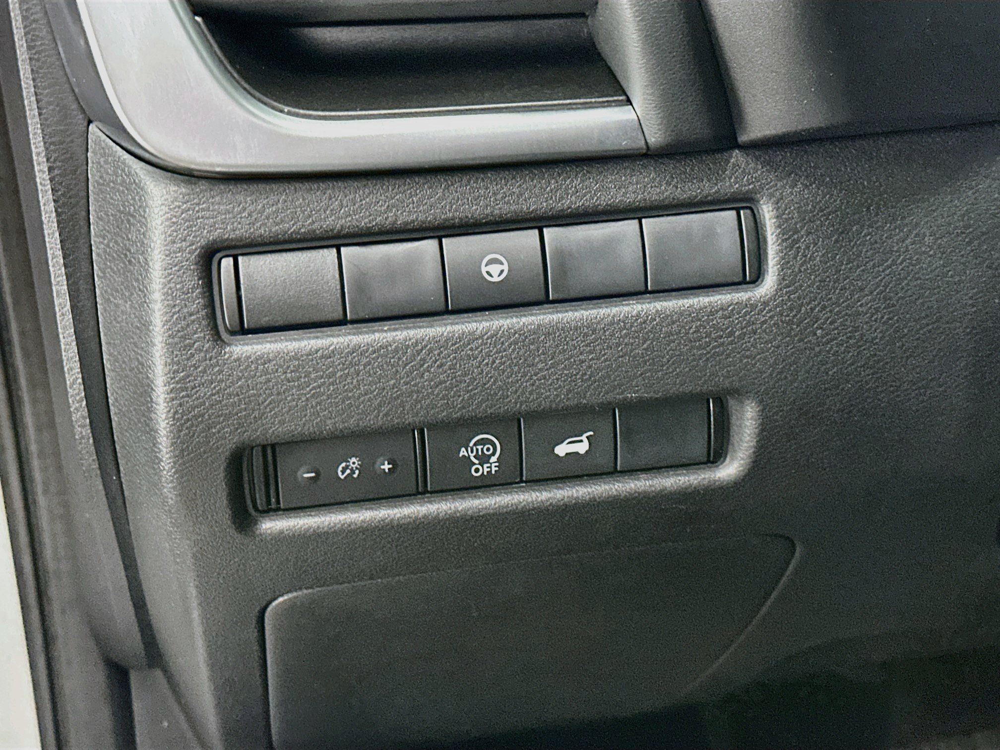 Used 2025 Nissan Rogue SV AWD/4WD image 17
