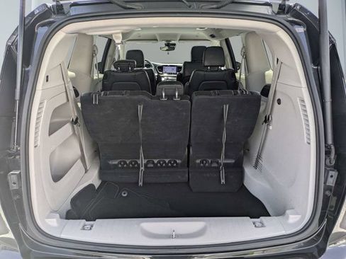 Used 2023 Chrysler Pacifica Touring-L FWD image 11