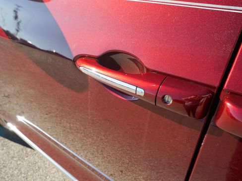 Used 2021 Chrysler Pacifica Limited w/ Uconnect Theater Family Group image 8