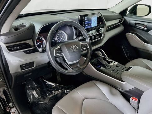 Used 2022 Toyota Highlander XLE AWD/4WD image 9