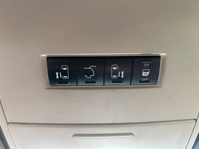 Used 2015 Chrysler Town & Country Touring-L w/ Driver Convenience Group FWD image 2