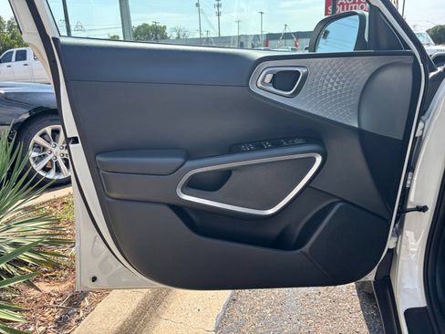 Used 2025 Kia Soul LX w/ LX Technology Package FWD image 18