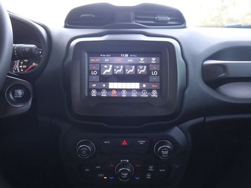 Used 2020 Jeep Renegade Latitude FWD image 34