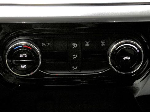 Used 2025 Chevrolet Trax LT FWD image 28