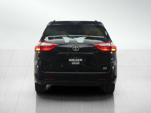 Used 2017 Toyota Sienna XLE image 4