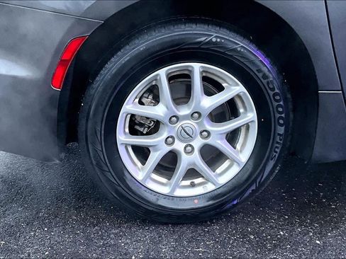 Used 2022 Chrysler Pacifica Touring-L image 35