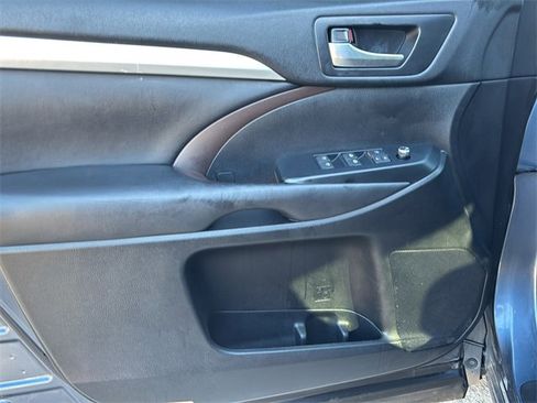 Used 2019 Toyota Highlander XLE image 17