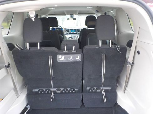 Used 2020 Chrysler Voyager LX image 15
