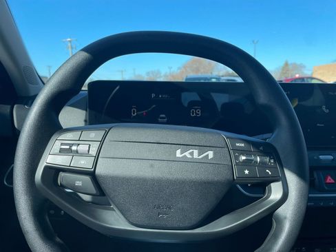 Used 2025 Kia K4 LXS image 28