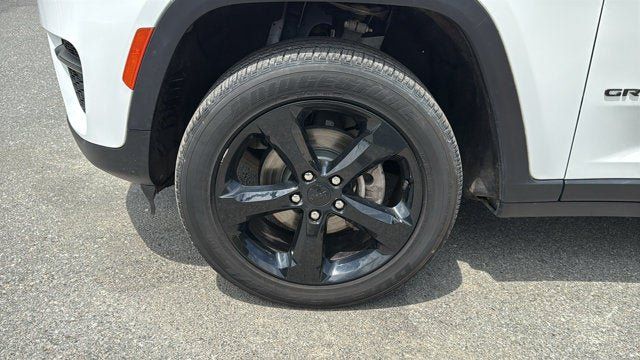 Used 2023 Jeep Grand Cherokee Altitude AWD/4WD image 11