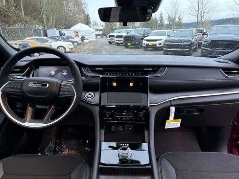 New 2025 Jeep Grand Cherokee Altitude image 11