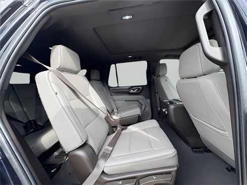 Used 2022 GMC Yukon SLT w/ SLT Luxury Package image 16