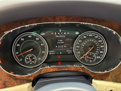 Used 2017 Bentley Bentayga image 32
