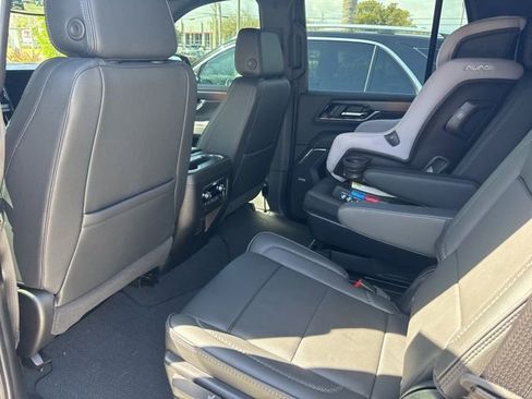 Used 2025 GMC Yukon Denali w/ Sun & Power Step Package image 5