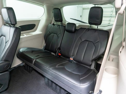 Used 2024 Chrysler Pacifica Touring-L image 32