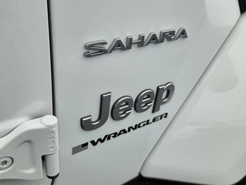 Used 2023 Jeep Wrangler Unlimited Sahara w/ Cold Weather Group AWD/4WD image 16