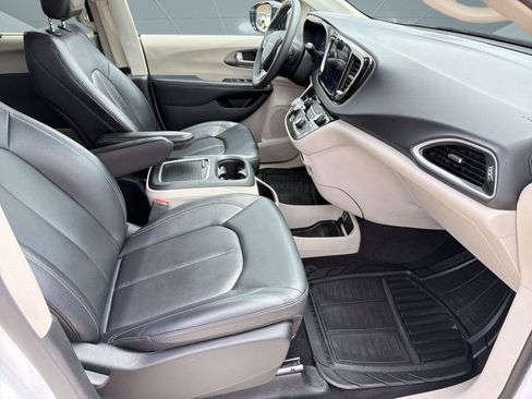 Used 2024 Chrysler Pacifica Touring-L FWD image 29