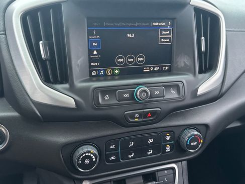 Used 2024 GMC Terrain SLE image 23