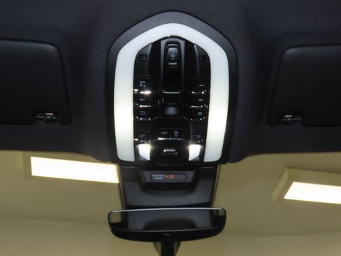 Certified 2025 Porsche Macan AWD/4WD image 30