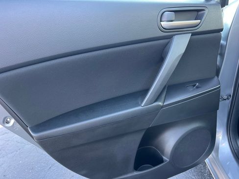 Used 2013 MAZDA MAZDA3 i SV image 12