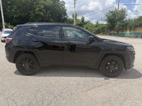 Used 2025 Jeep Compass Latitude w/ Altitude Special Edition AWD/4WD image 8