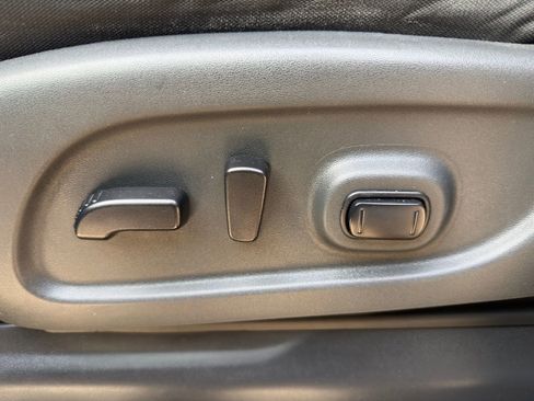 Used 2019 Nissan Titan SV w/ SV Convenience Package image 16