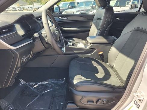 New 2025 Jeep Grand Cherokee Altitude image 4