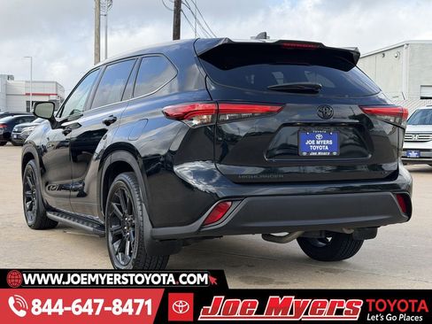 Used 2022 Toyota Highlander LE image 7