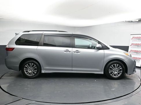 Used 2019 Toyota Sienna XLE w/ XLE Navigation Package image 9