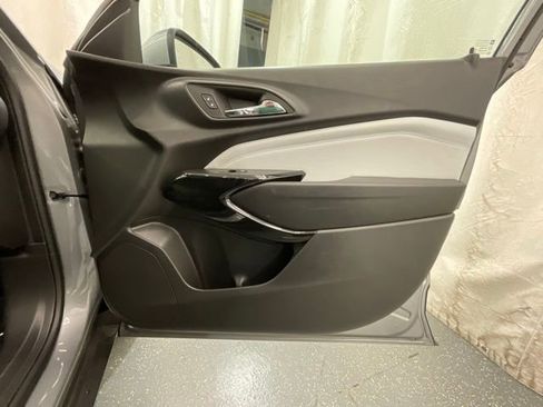 Used 2025 Chevrolet Trax LT FWD image 22