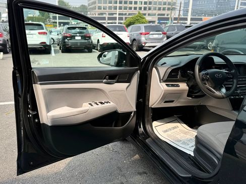 Used 2020 Hyundai Elantra SE FWD image 9