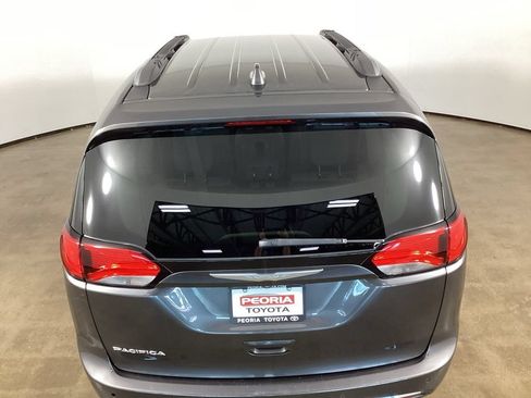 Used 2017 Chrysler Pacifica Touring-L Plus FWD image 11