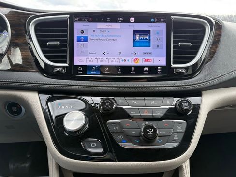 Used 2023 Chrysler Pacifica Limited FWD image 27