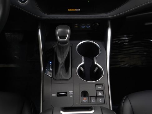 Used 2024 Toyota Highlander XLE image 16