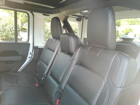Used 2019 Jeep Wrangler Unlimited Sahara AWD/4WD image 16