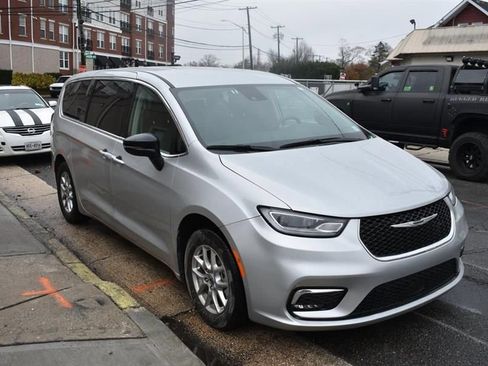 Used 2024 Chrysler Pacifica Touring-L FWD image 4